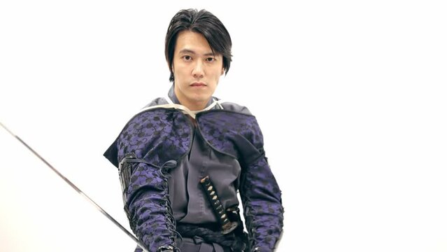 刀を振るサムライ　武士　武将