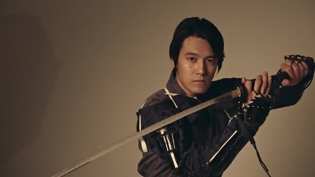 刀を振るサムライ　武士　武将