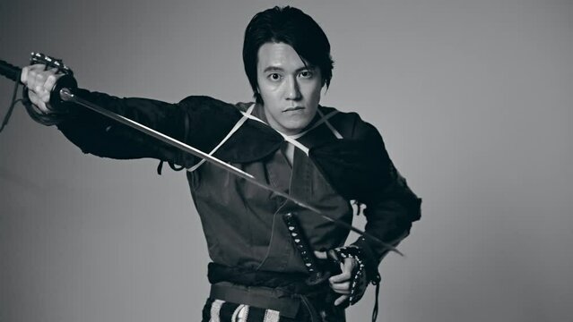 刀を振るサムライ　武士　武将