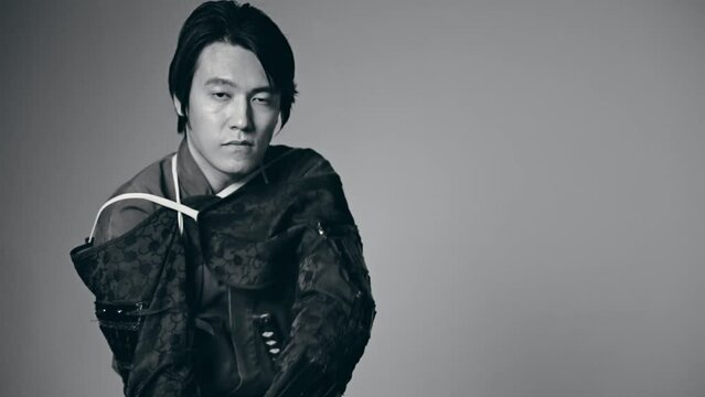 刀を振るサムライ　武士　武将