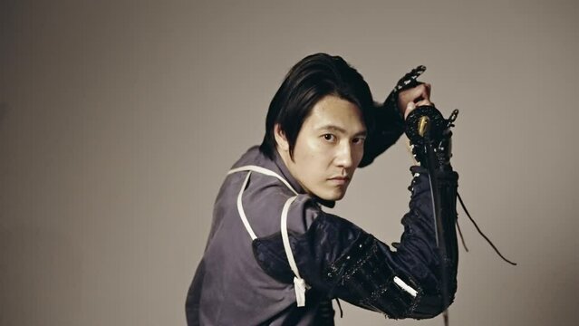 刀を振るサムライ　武士　武将