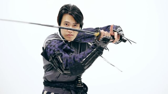 刀を振るサムライ　武士　武将