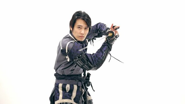 刀を振るサムライ　武士　武将