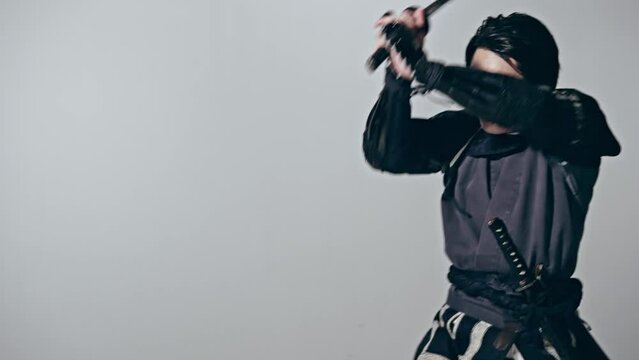 刀を振るサムライ　武士　武将