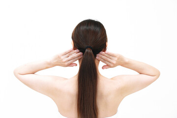 Fototapeta premium 頭痛と肩こり解消のマッサージをする女性