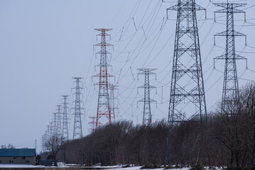 送電線と鉄塔  エネルギー問題のイメージ