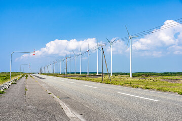 Fototapeta na wymiar オロロンラインの果てしなく続く直線道路と風力発電所の風景 北海道苫前町