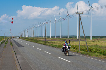 オロロンラインの果てしなく続く直線道路と風力発電所の風景 ...