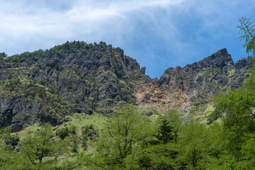 目の前にそびえ立つ岩山