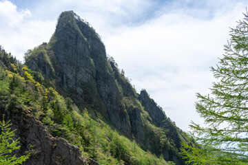 Obraz premium 角度の険しい岩山