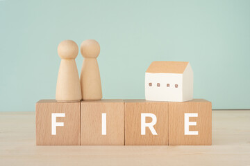 FIREと書かれたブロックと人形と家
