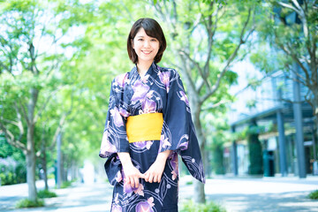 浴衣姿の若い女性
