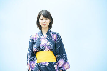 浴衣姿の若い女性