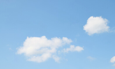 Naklejka na ściany i meble ふんわり浮かぶ雲と明るい青空の風景