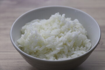 白い茶碗によそられた白米
