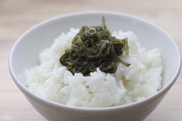 ご飯に添えられたメカブ
