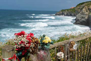 Bouquet of flowers as a reminder for the victims of the cliffs