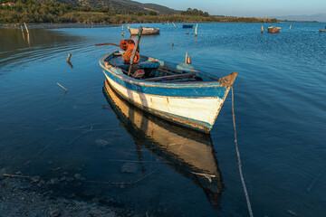 Obraz premium An old fishing boat waiting at Soke Karina