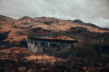 Fototapeta premium High angle shot of famous Glenfinnan Viaduct bridge from Harry Potter during fall, scottland