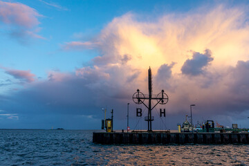 Hafeneinfahrt Bremerhaven im Sonnenuntergang