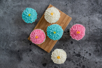 Baking with cream in the shape of a flower