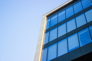 Fototapeta na wymiar glass building against the blue sky