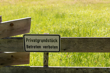 Schild am Zaun - Privatgrundstück, Betreten verboten