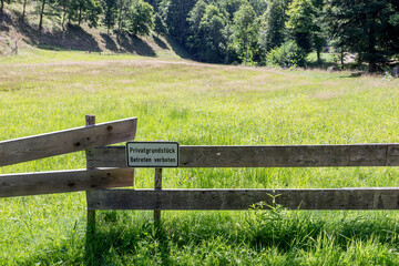 Schild am Zaun - Privatgrundstück, Betreten verboten
