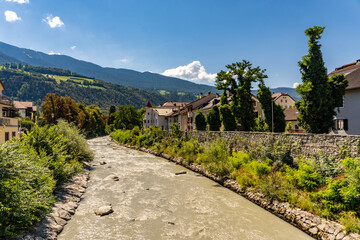 Fototapeta na wymiar Bressanone solcata dal fiume Isarco. Sud Tirolo, Italia.
