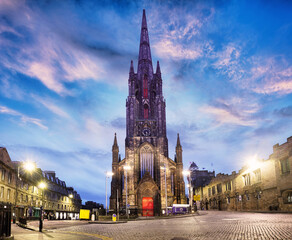 Edinburgh old town at night with Tolbooth Kirk church.  nobody on Castlehill and Lawnmarket -...