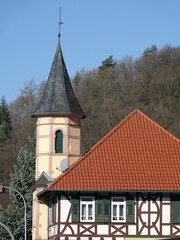 Fototapeta na wymiar Haus mit Turm im Gorxheimertal