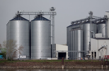 Silos am Rhein bei Worms