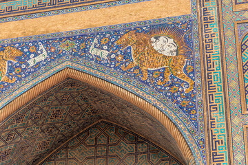 Obraz premium The pattern on the wall of the madrasah. Registan square. Samarkand city, Uzbekistan.