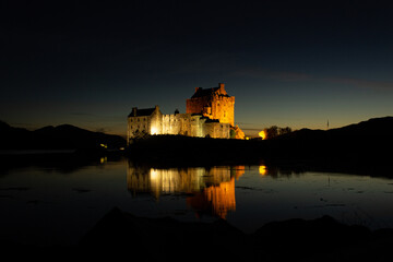 Naklejka na ściany i meble Eilean Donan Castle at night in the Highlands of Scotland