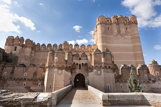 Entrada principal del castillo de Coca en Segovia.