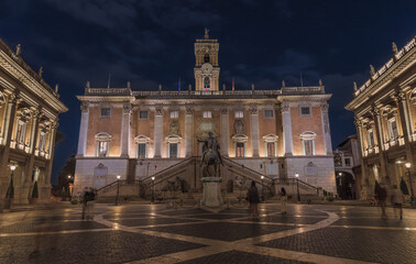 Obraz premium Capitolium Square (Piazza del Campidoglio) in Rome, Italy: Statue of Roman Emperor Marcus Aurelius on horseback in front of the Palazzo Senatorio.