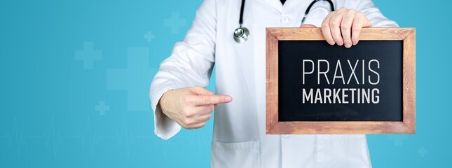 Praxismarketing. Arzt zeigt medizinischen Begriff auf einem Schild/einer Tafel