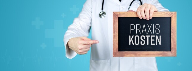 Praxiskosten. Arzt zeigt medizinischen Begriff auf einem Schild/einer Tafel