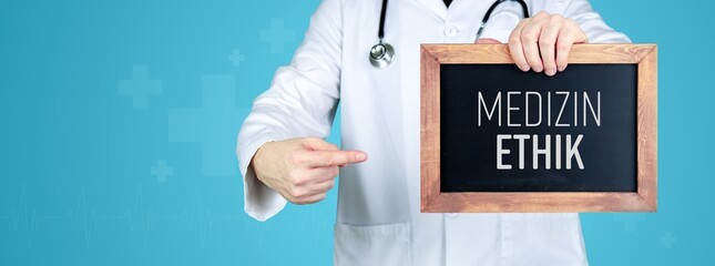 Medizinethik. Arzt zeigt medizinischen Begriff auf einem Schild/einer Tafel - obrazy, fototapety, plakaty