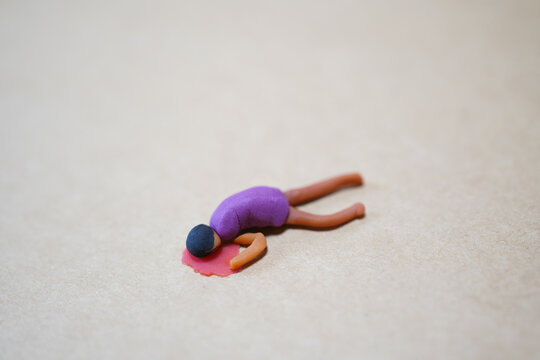 ミニチュアの血を流して倒れている人　粘土細工