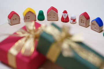 クリスマスプレゼントと、ミニチュアのクリスマス装飾