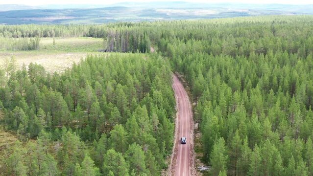 v&eacute;hicule gris qui roule sur un chemin, foret en su&egrave;de, Scandinavie