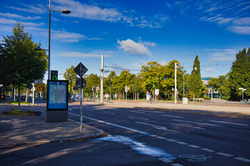 Blick auf den Waldplatz mit Ampel und Haltestelle in Leipzig, Sachsen, Deutschland