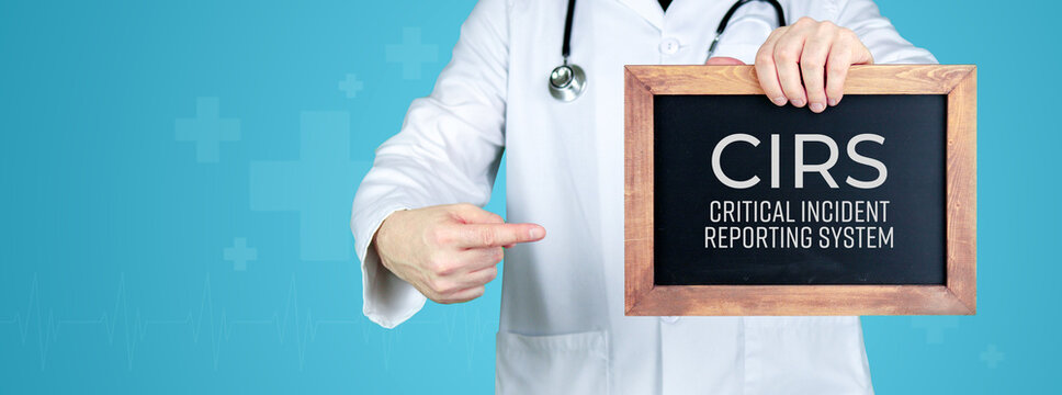 CIRS (Critical Incident Reporting System). Arzt zeigt medizinischen Begriff auf einem Schild/einer Tafel