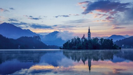 Fototapeta na wymiar Eslovénia Lago Templo Céu Lake Bled