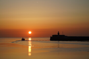 Obraz premium Sailing off into the setting sun