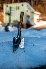 눈 속에 박힌 삽의 모습