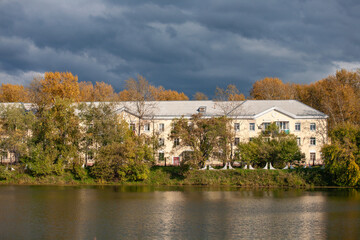 Fototapeta premium Lake in the city park, autumn, reflection in the water, beautiful buildings.