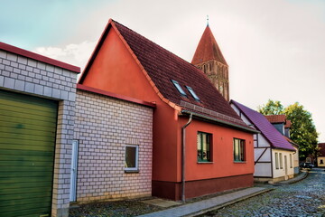 grimmen, deutschland - häuser in der altstadt mit turm von st. marien