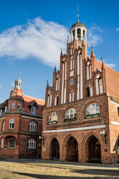 grimmen, deutschland - rathaus am markt